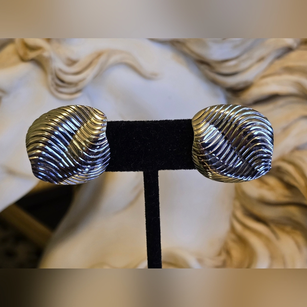Vintage Avon Silver Tone Sea Treasure Shell Earrings